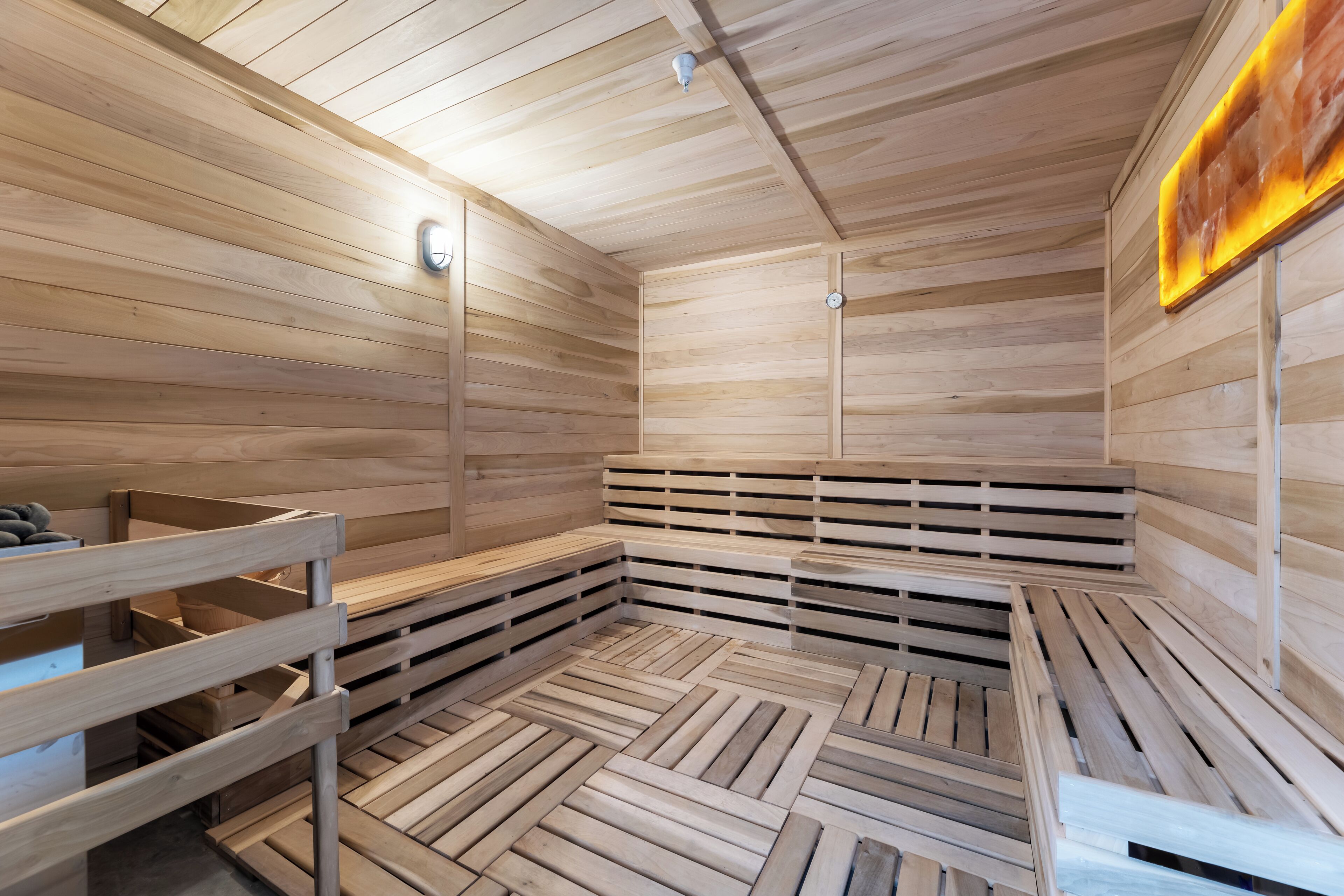 Una sauna con bancos de madera y techo inclinado.