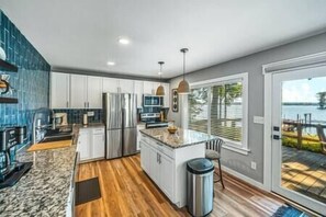 Fridge, microwave, oven, stovetop - Summer plans?! Gorgeous Lakefront Escape. Lake all day, firepit at night (Chapin)