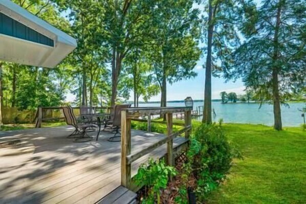 Outdoor dining - Summer plans?! Gorgeous Lakefront Escape. Lake all day, firepit at night (Chapin)