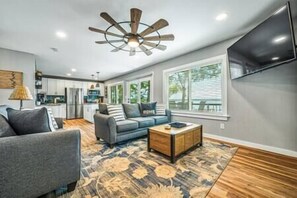 Smart TV, video games, table football, books - Summer plans?! Gorgeous Lakefront Escape. Lake all day, firepit at night (Chapin)