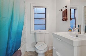 Sèche-cheveux, bidet, serviettes fournies, savon