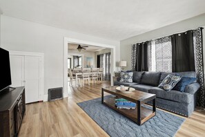 Smart TV, table tennis - Cozy, large home 5 blocks to downtown and island adventures!  Pet friendly! (Port Clinton)