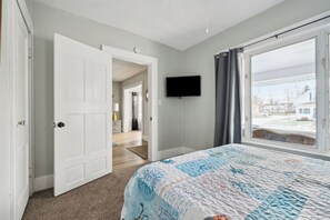 4 bedrooms, free WiFi, bed sheets - Port Clinton Loft House Hot tub oasis (Port Clinton)