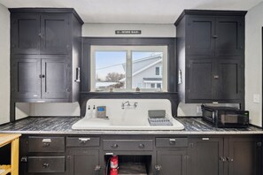 Frigorifero, microonde, forno, piano cottura