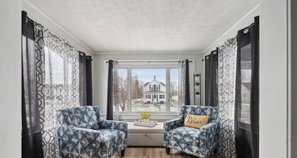 Cozy, large home 5 blocks to downtown and island adventures! Pet friendly!