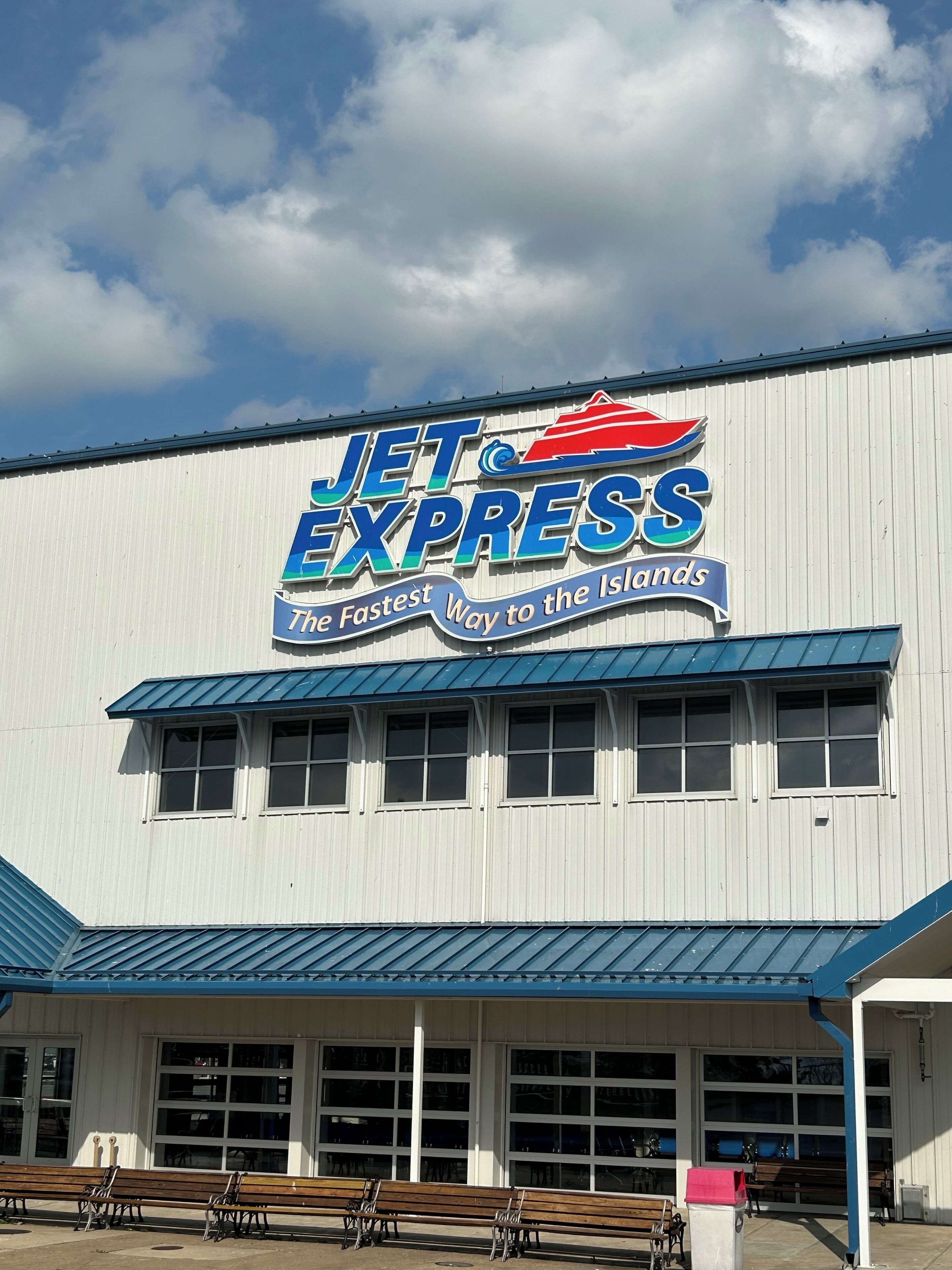 Um edifício com uma placa que diz 'JET EXPRESS A Maneira Mais Rápida para as Ilhas'.
