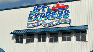 Um edifício com uma placa que diz 'JET EXPRESS A Maneira Mais Rápida para as Ilhas'.