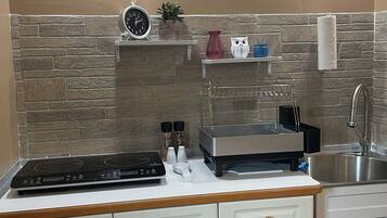 Réfrigérateur, micro-ondes, four, plaque de cuisson