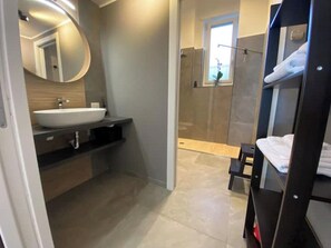 Ducha, secador de pelo, bidet, toallas