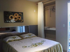 1 bedroom, desk, iron/ironing board, WiFi