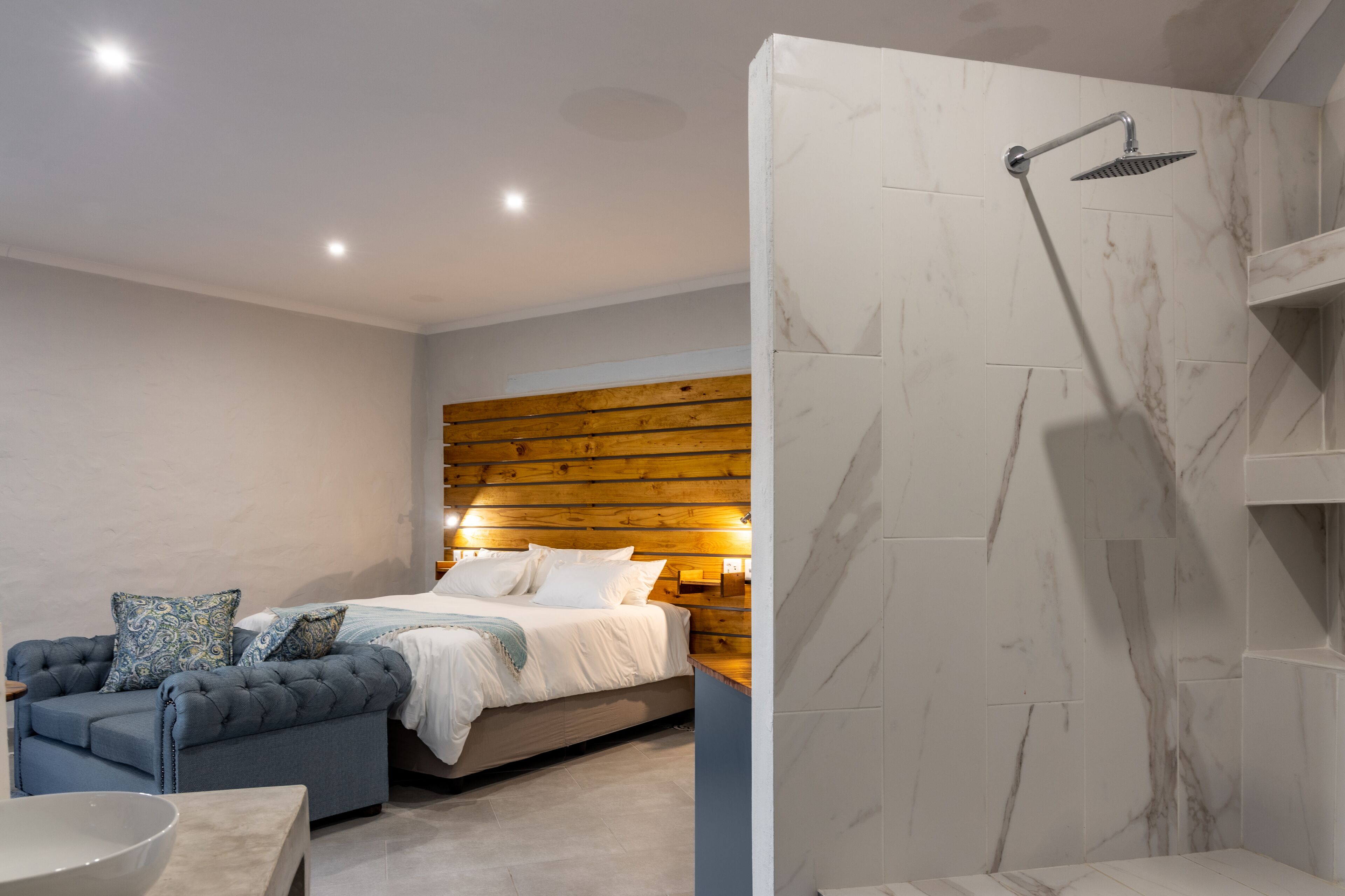 Ducha, secador de pelo, toallas y jabón