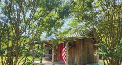 Little cabin in the heart of the Kiamichi Mountains 33 miles from Hochatown, OK