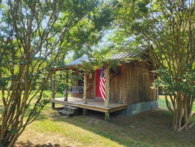Little cabin in the heart of the Kiamichi Mountains 33 miles from Hochatown, OK