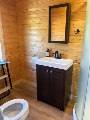 Dusche, Haartrockner, Handtücher, Toilettenpapier