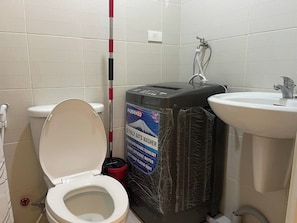 Doccia, bidet, asciugamani, carta igienica
