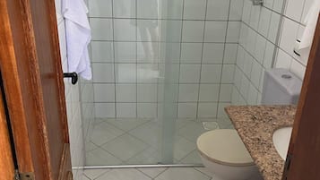 Serviettes fournies, papier toilette
