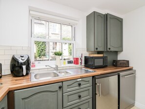 Fridge, dishwasher, electric kettle, toaster - Ramblers Rest (Sedbergh)