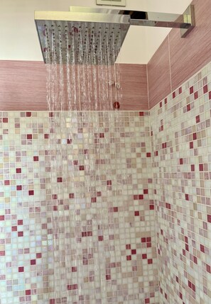 Haartrockner, Bidet, Handtücher, Seife