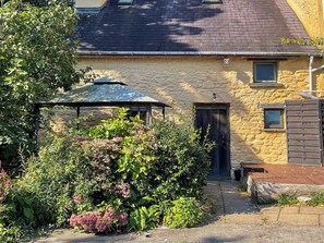 Exterior - 1 bedroom accommodation in Nantgaredig (Nantgaredig)