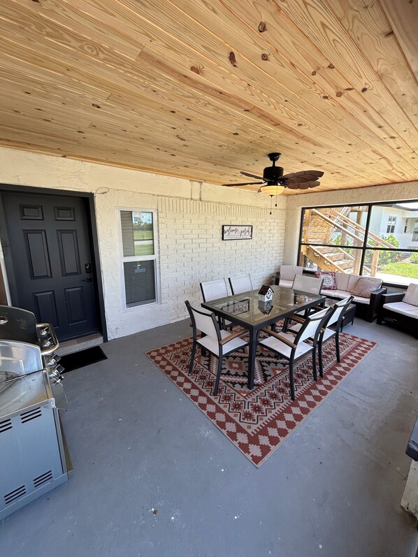 Outdoor dining - Cozy Cattle View Cottage (Okeechobee)