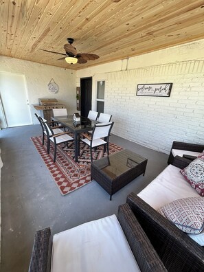 Outdoor dining - Cozy Cattle View Cottage (Okeechobee)