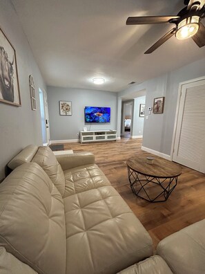 Living area - Cozy Cattle View Cottage (Okeechobee)