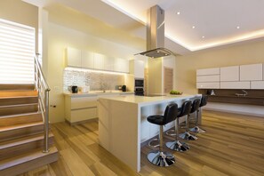 Vila premium, 5 quartos, vista para a baía | Cozinha privada | Cadeirão de bebê