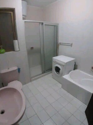 Serviettes fournies, savon, shampoing, papier toilette