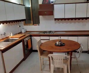 Private kitchen - two bedroom apartment near sea with patio sleeps six 2 king size beds 1 sofa bed (Iz-Zebbug)