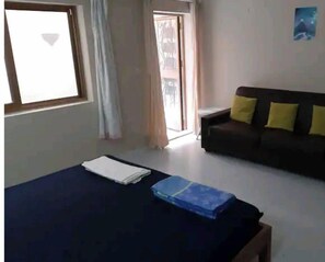 2 bedrooms, WiFi, bed sheets - two bedroom apartment near sea with patio sleeps six 2 king size beds 1 sofa bed (Iz-Zebbug)