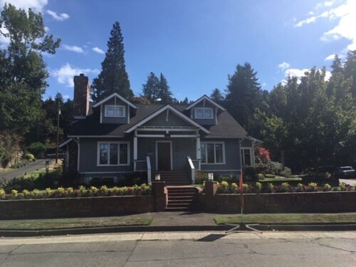 Historic 1910 Home on Fairmount Blvd walking distance to University of Oregon