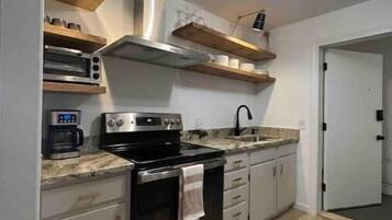 Fridge, oven, stovetop, coffee/tea maker