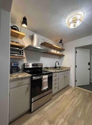 Refrigerador, horno, parrilla de estufa y cafetera y tetera