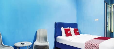 Standard Double Room | Desk, laptop workspace, bed sheets