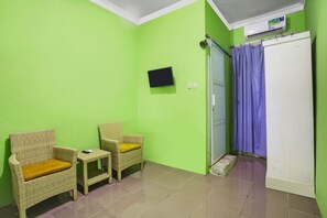 Quarto casal standard | Escrivaninha, espaço de trabalho para notebook, roupa de cama