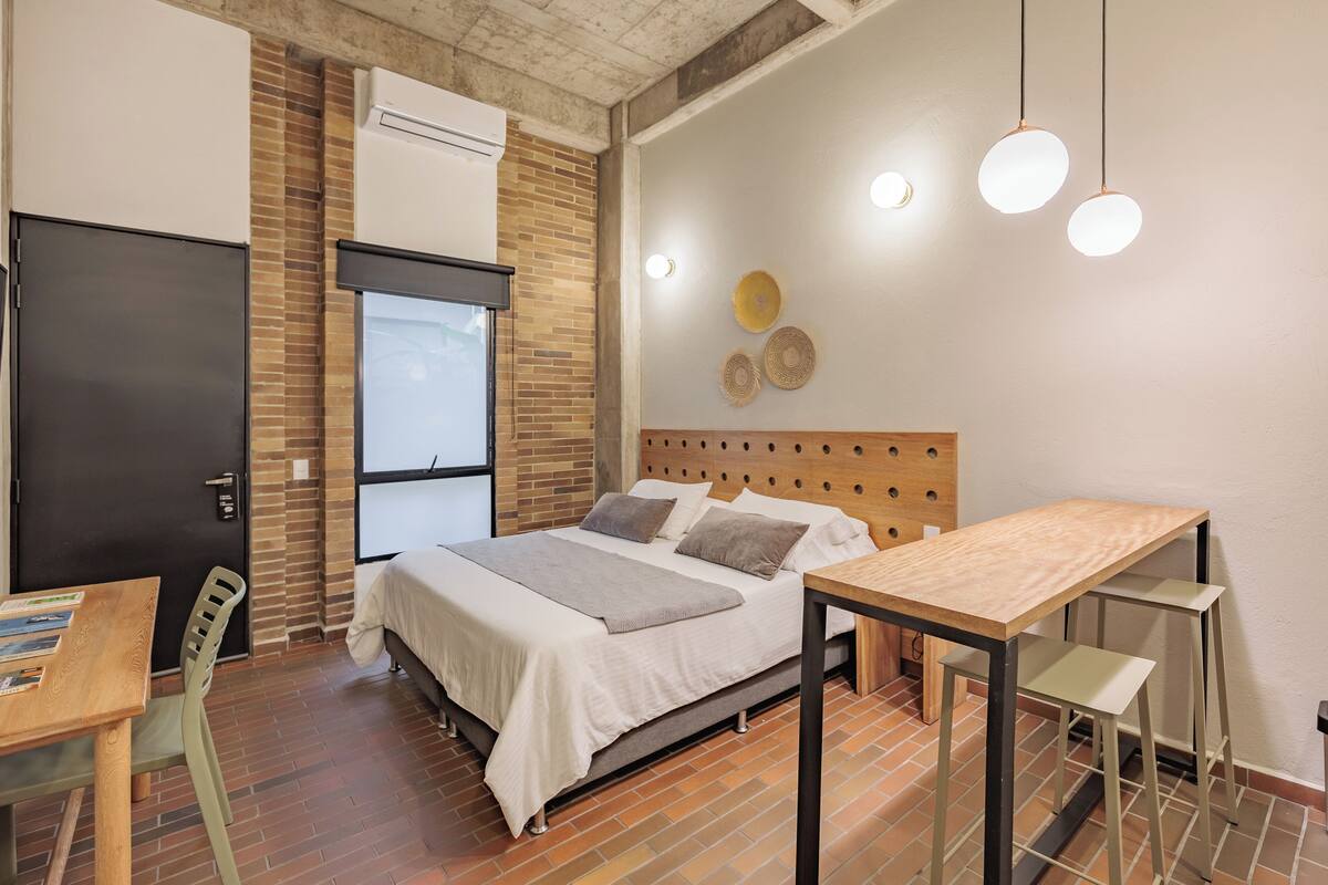 Roupas de cama premium, cofres nos quartos, escrivaninha