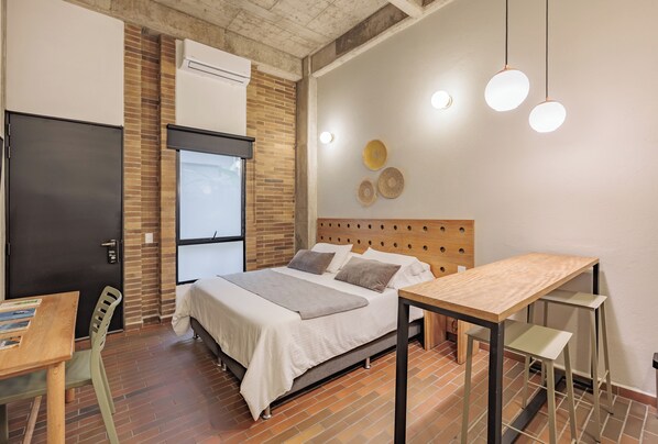 Ropa de cama de alta calidad y caja de seguridad en la habitación 