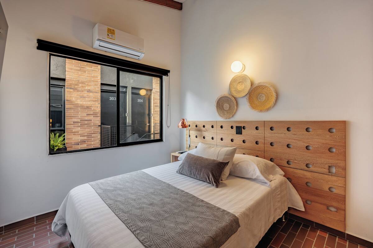 Roupas de cama premium, cofres nos quartos, escrivaninha