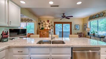 Full-sized fridge, microwave, oven, stovetop