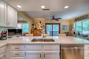 Refrigerador con freezer, microondas, horno, placa de cocina