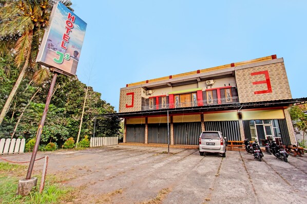 Vista frontal de la propiedad