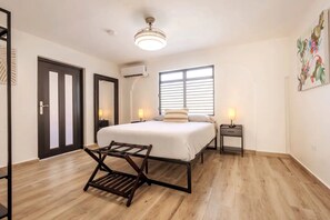 6 Schlafzimmer, Schreibtisch, Bügeleisen/Bügelbrett, Reisekinderbett