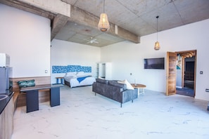 1 habitación, tabla de planchar con plancha y cuna de viaje 