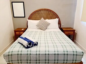 2 bedrooms, iron/ironing board, internet, bed sheets