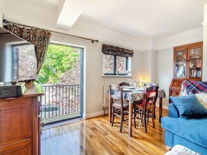 TV - 1 bedroom accommodation in Saffron Walden (Saffron Walden)