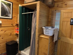 Dusche, Haartrockner, Handtücher