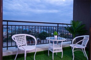 Outdoor dining - Luxurious 2 Bed Garden City (Nairobi)