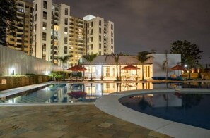 Pool - Luxurious 2 Bed Garden City (Nairobi)