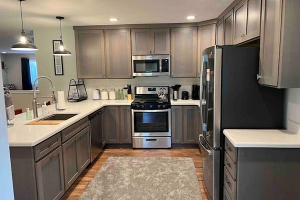 Frigorifero, microonde, forno, piano cottura