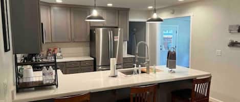 Refrigerador, microondas, horno y parrilla de estufa